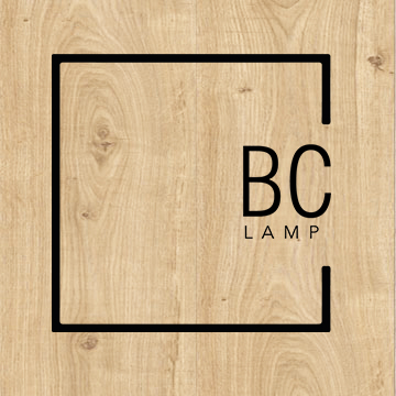 Logotipo BC lamps en negro sobre fondo de madera de roble.